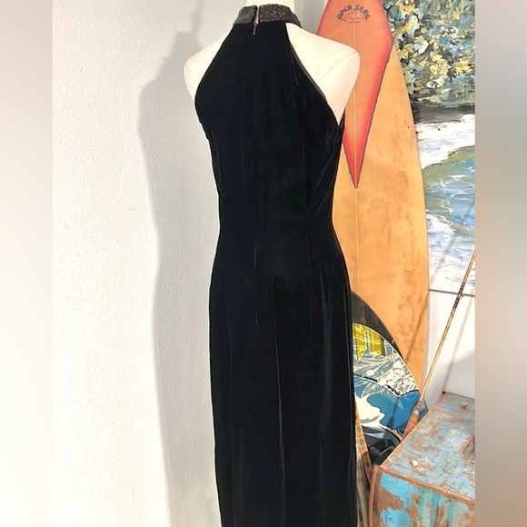🖤VTG Rimini, Velvet Noir, Halter,Sexy Lower Slit, Lined, Zippered Back, Size 8 - Picture 6 of 17
